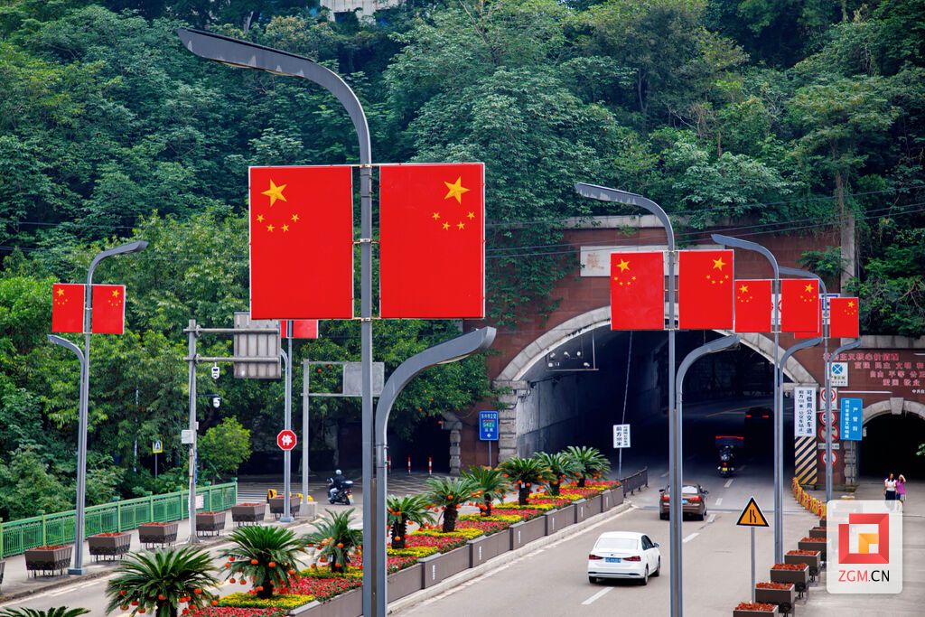 簸米湾隧道口国旗飘扬,连通新老城区 记者 曾涛 摄.jpg