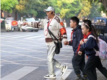 “大喇叭爷爷”的7年护学路｜人间事儿