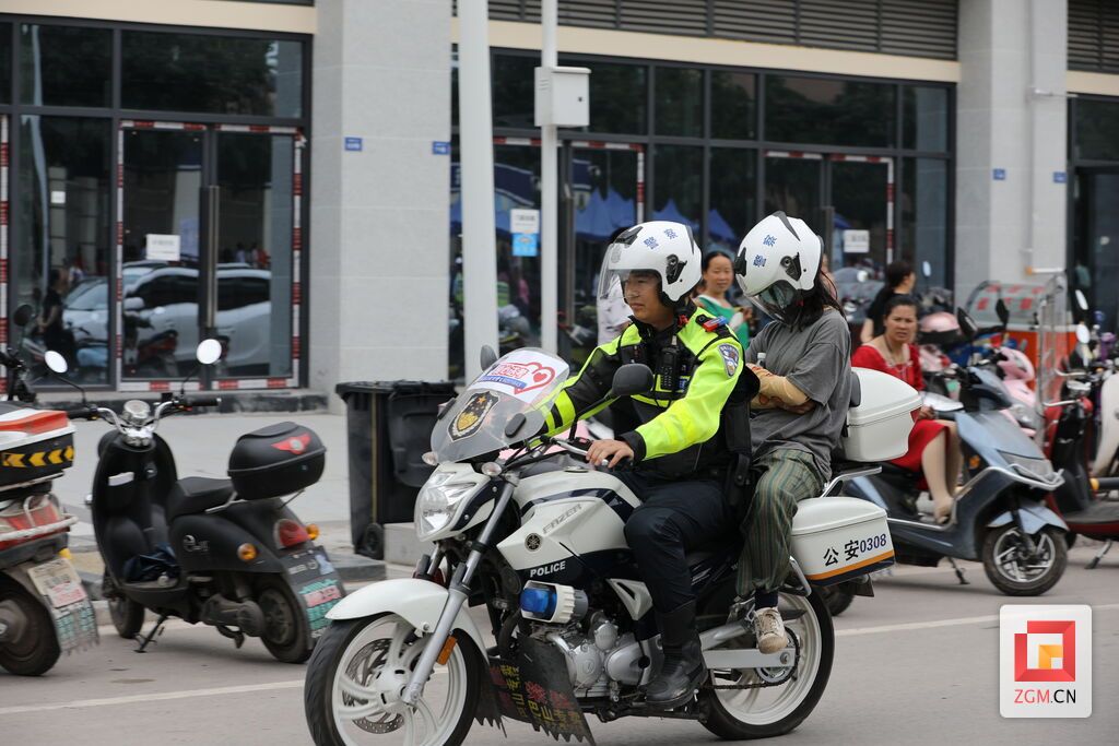 榮縣中學(xué)考點(diǎn)，交警護(hù)航考生