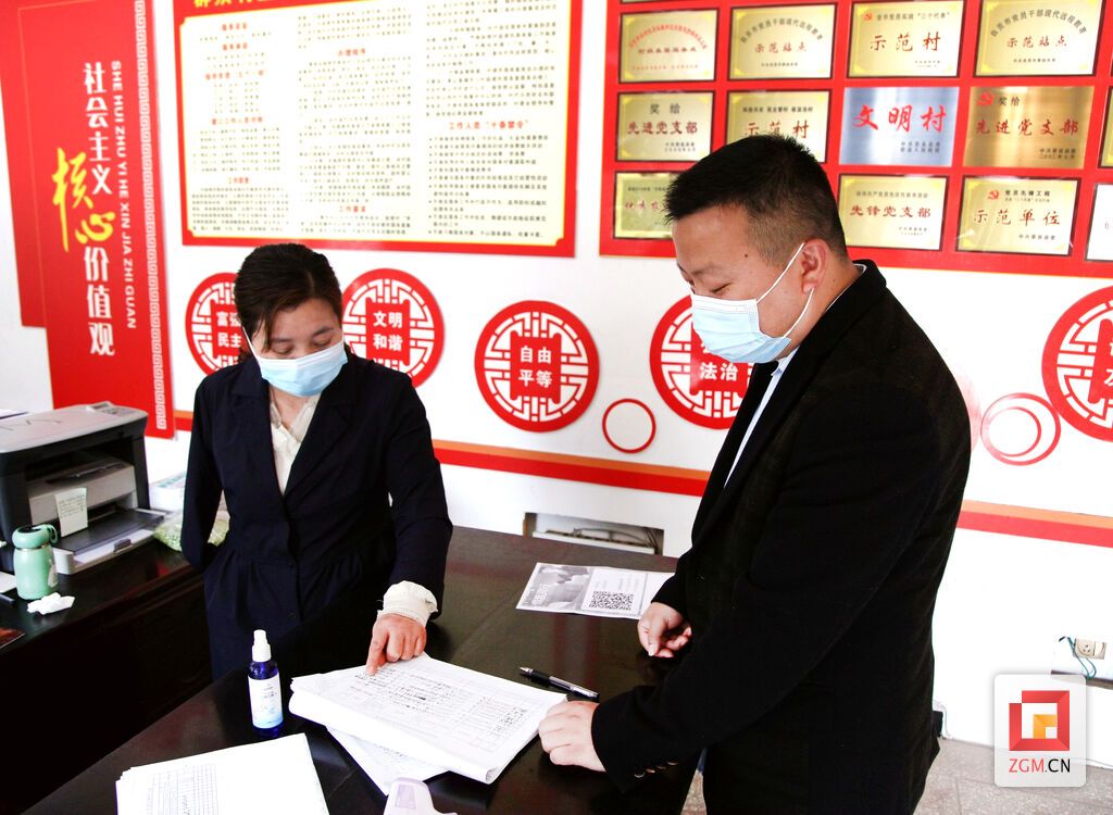 图为纪检监察干部在新桥镇赶场冲村开展疫情防控监督工作.jpg