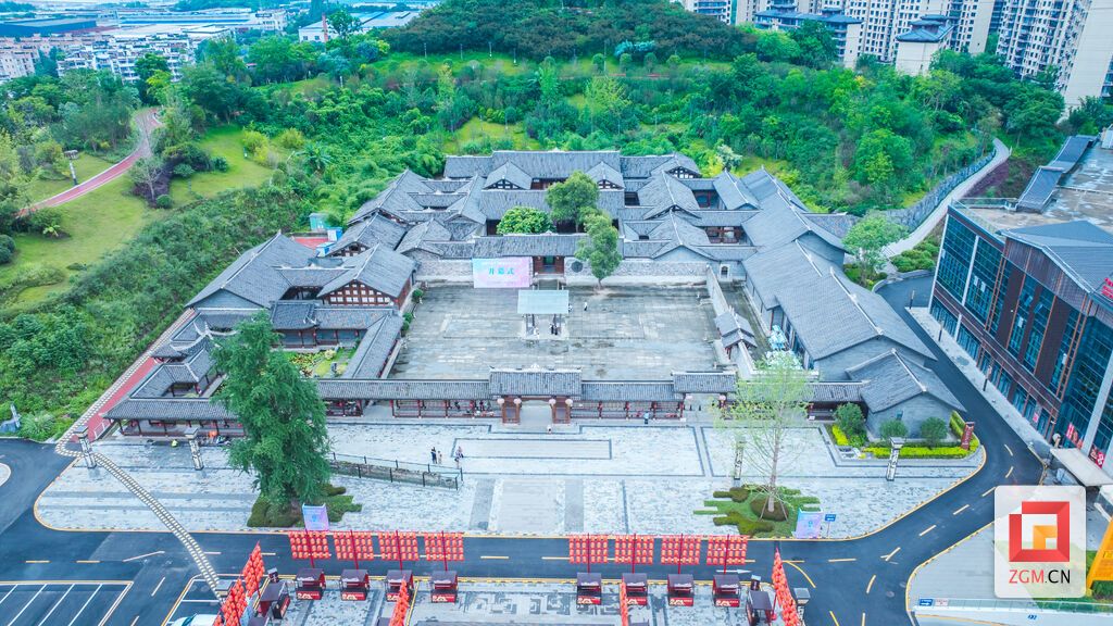 王家大院青瓦错落，青山、古院、新城彼此映衬 记者 宋姿熠 摄.jpg