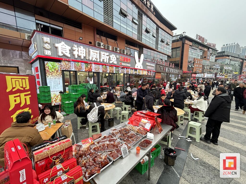 鹽幫美食備受追捧 記者 陳行 攝.jpg