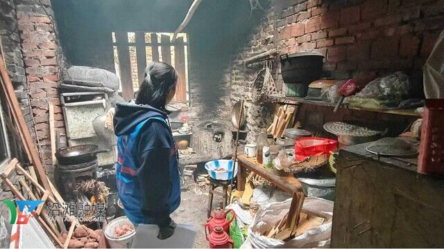 曾良洪帮老人清理灶房杂物.jpg
