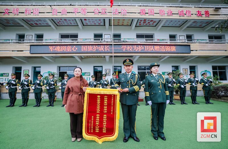 学校赠送锦旗 记者 宋姿熠 摄.jpg