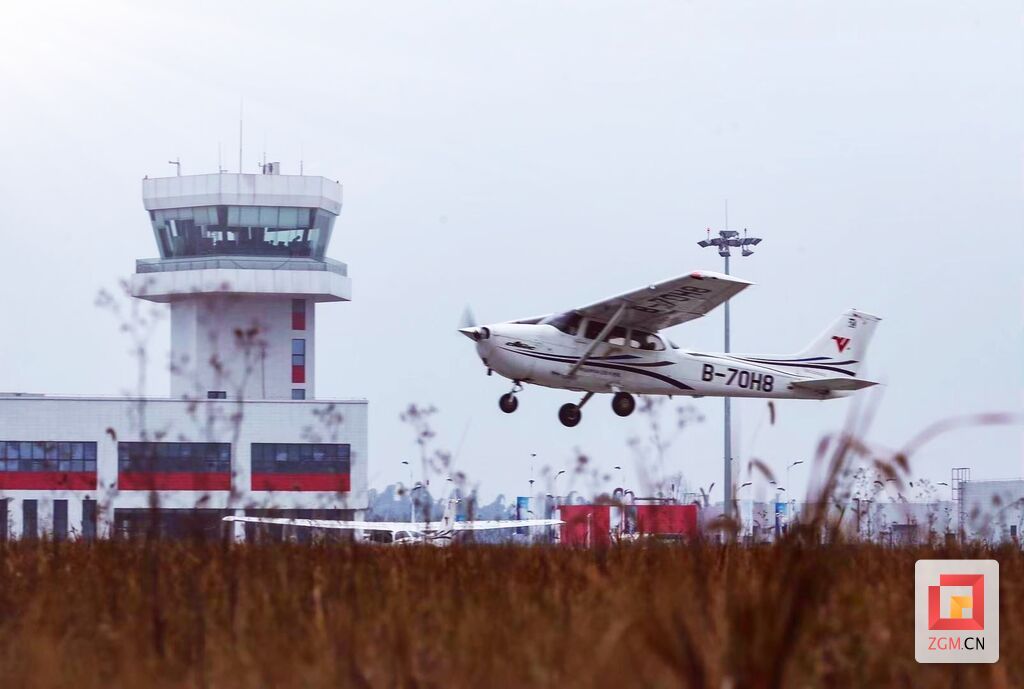 一架架飞机从自贡凤鸣通用机场腾空而起.jpg