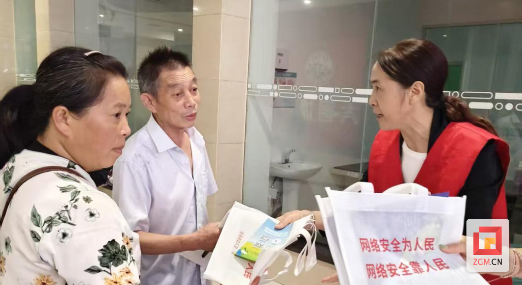 志愿者为群众宣传网络安全.png