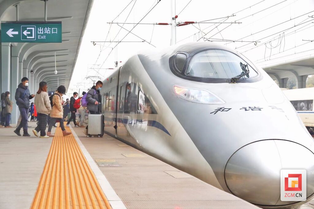 旅客搭乘高鐵.jpg