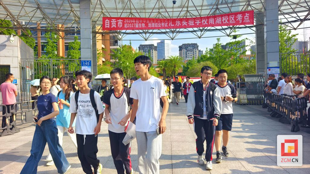 学生走出中考考场 记者 罗祥瑞 摄.jpg