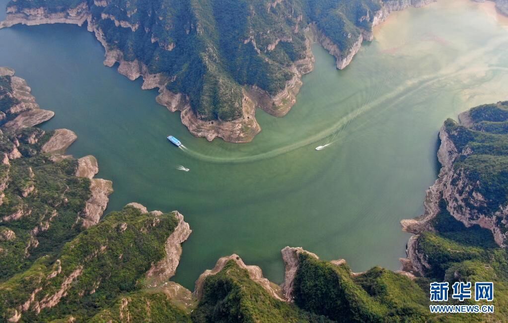 这是在河南济源拍摄的“黄河三峡”景色（2020年9月12日摄，无人机照片）。在黄河河南段，沿黄各地生态廊道建设如火如荼，黄河母亲梳洗旧颜，披上“绿裳”。新华社记者 郝源 摄
