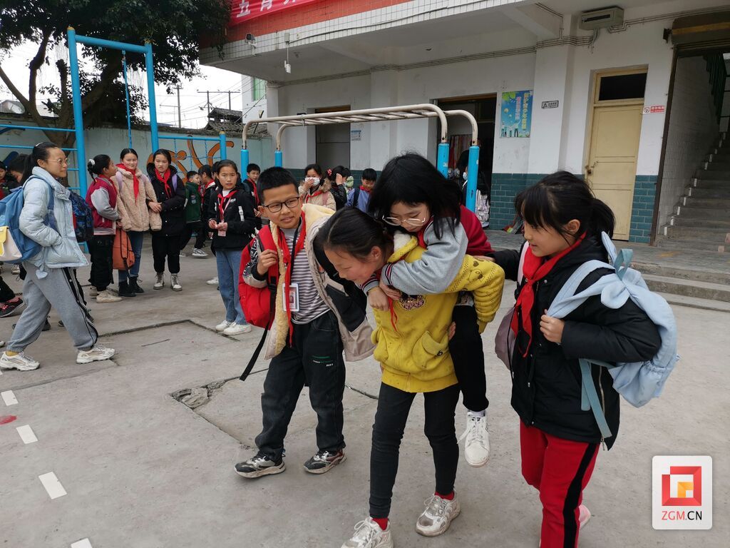 护送队背小琴回家 (1).jpg