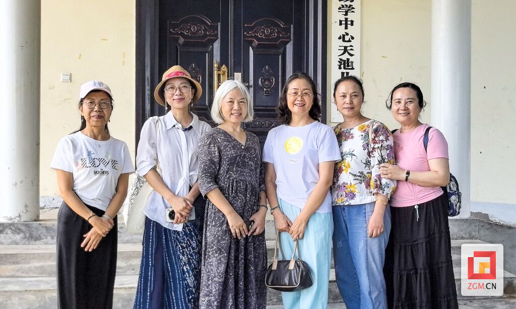 呂金鳳和她的部分“姐妹”們.jpg