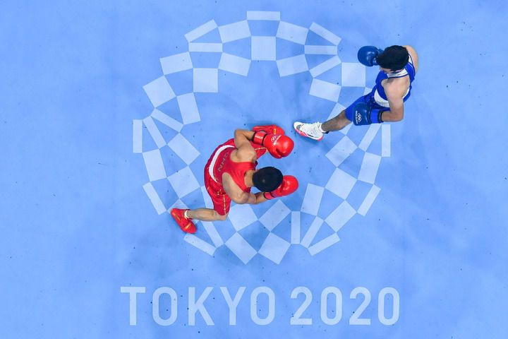 7月26日，中国选手胡建关 （左）与格鲁吉亚选手萨希尔在比赛中。新华社记者 欧东衢 摄