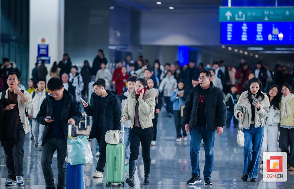 旅客有序走出站台,纷纷打电话发信息向家人保平安 记者 宋姿熠 摄.jpg