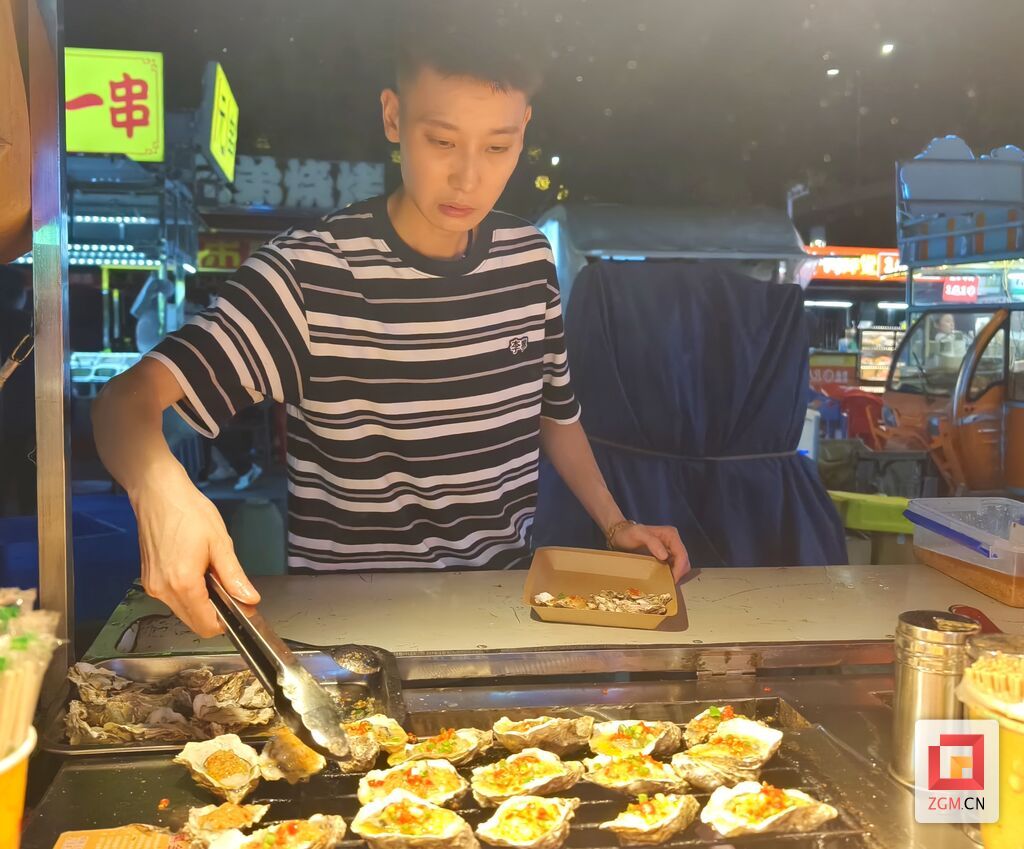 华商西广场夜宵商贩正在忙碌 记者罗祥瑞摄.jpg
