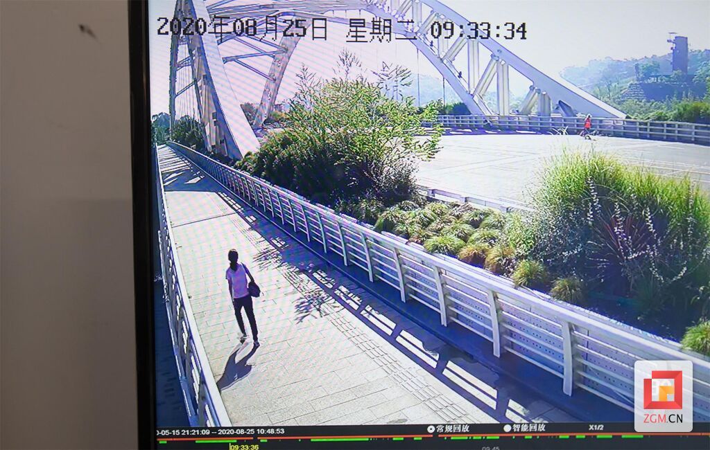 监控画面，图中为落水女子