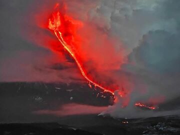 堪察加半島克柳切夫火山噴發最新圖片公布，火山灰柱高達1萬米
