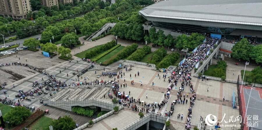 航拍奥体中心方舱式疫苗接种点。人民网 张俊摄
