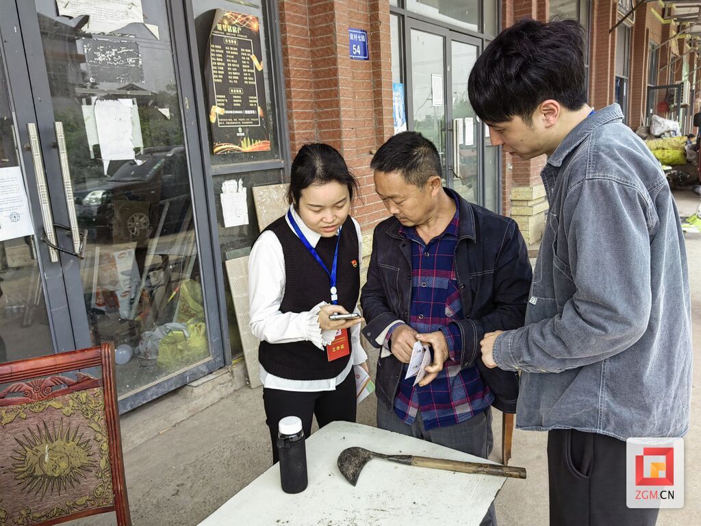 紀檢監(jiān)察干部手把手教群眾使用方法.jpg