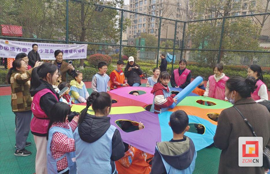 社区里的趣味活动 记者 余灵 摄.jpg