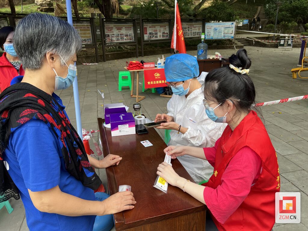 青年志愿者參與核酸檢測工作.jpg
