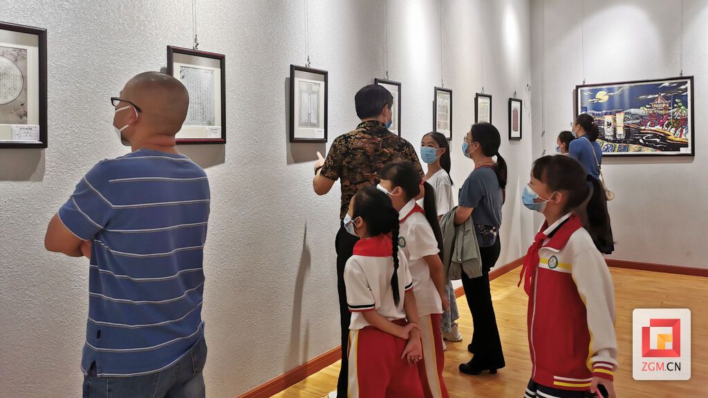 观看展出.jpg