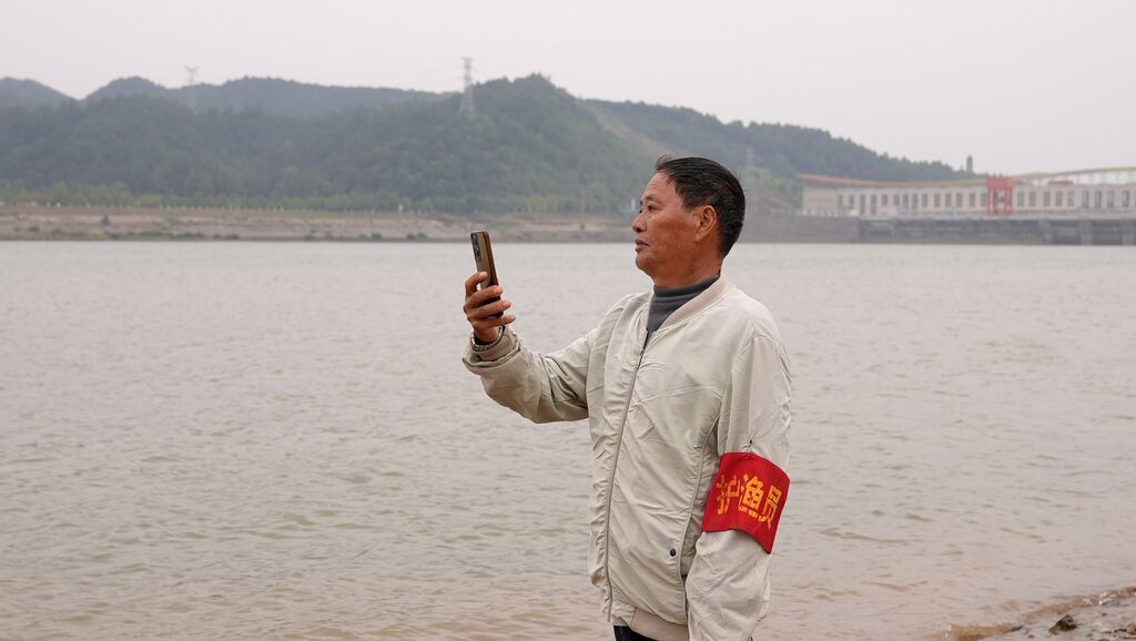 毛本竹在赣江边护渔。王鑫 摄.jpg