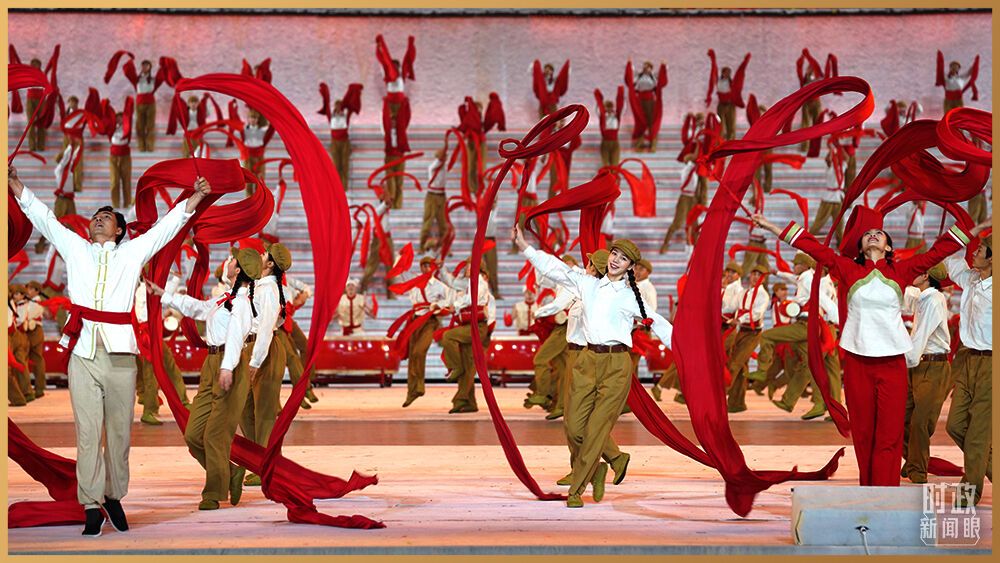 △舞蹈《开国大典》回顾了热火朝天的社会主义革命和建设年代。（总台央视记者魏帮军拍摄）