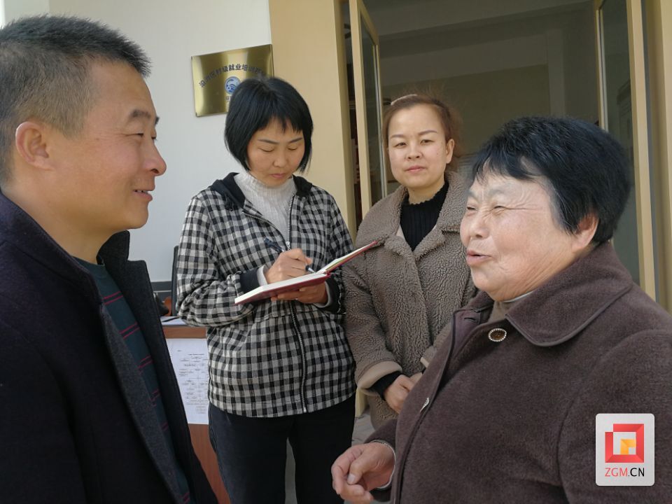 图为老干部搞好传帮带.jpg