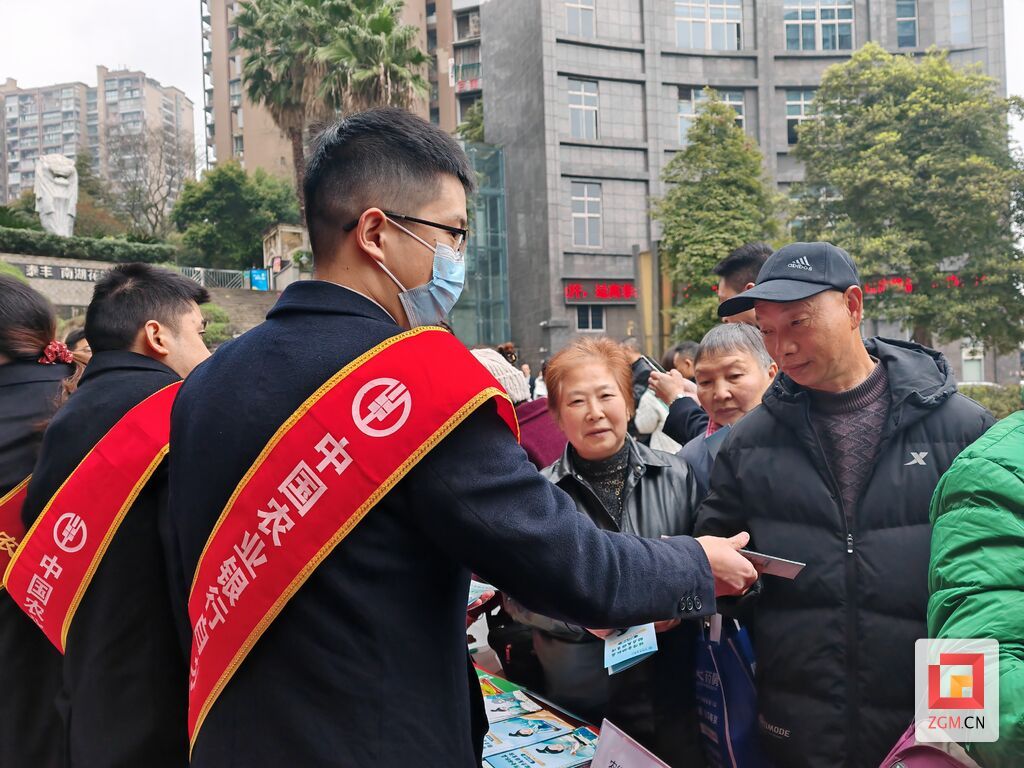 工作人員向市民進(jìn)行金融知識普及宣傳 (3).jpg
