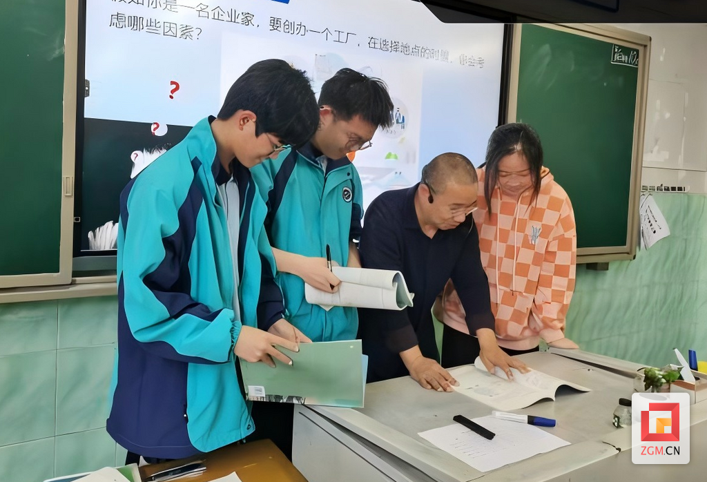 王顺康老师课间为学生解答问题.png