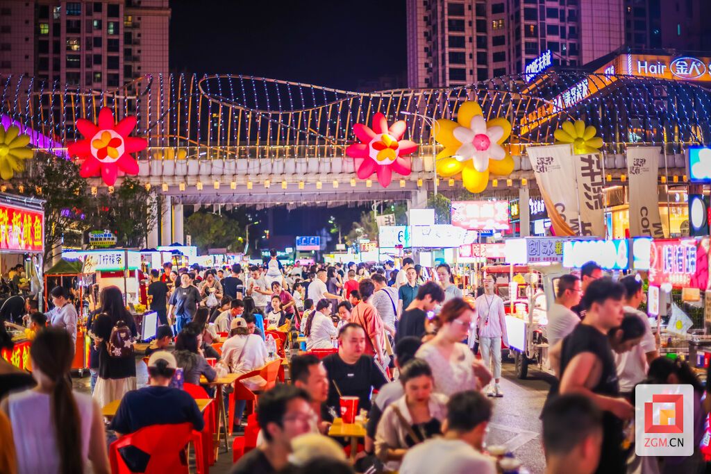夜市小摊前食客络绎不绝 记者 宋姿熠 摄.jpg