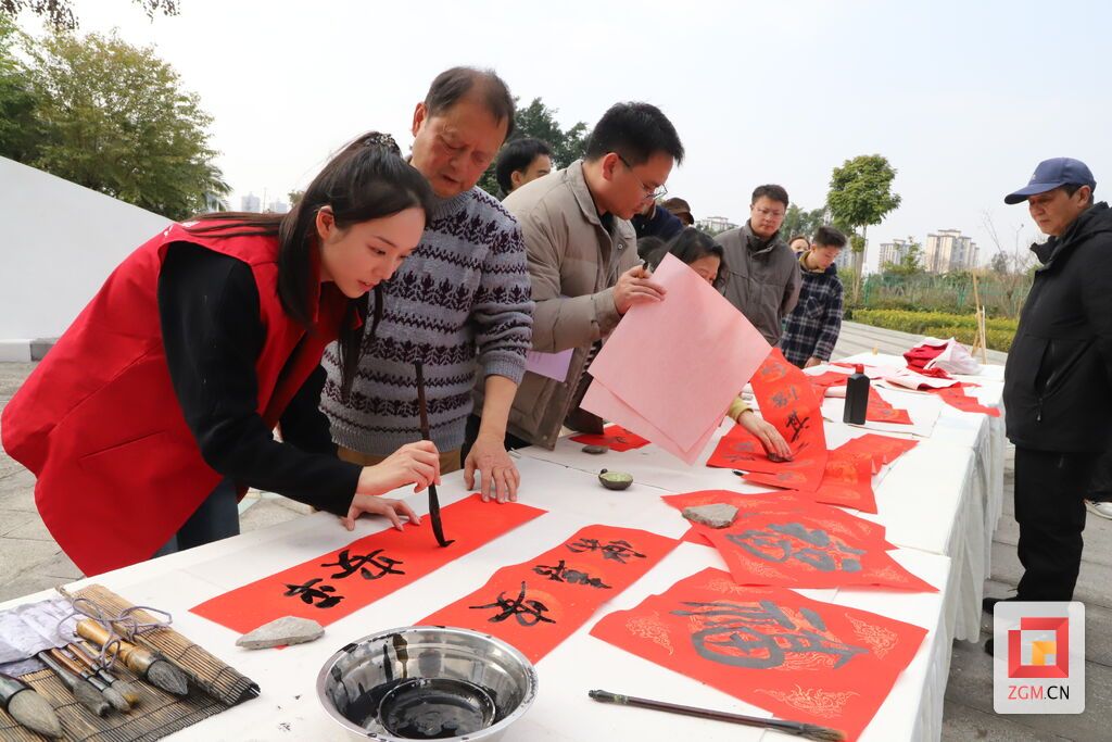 感受书法之趣 记者 陈凡逸 摄.JPG