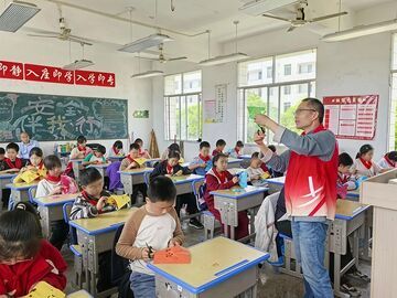 微光致远 点亮童心 自贡市文化馆启动乡村青少年美育志愿服务活动 