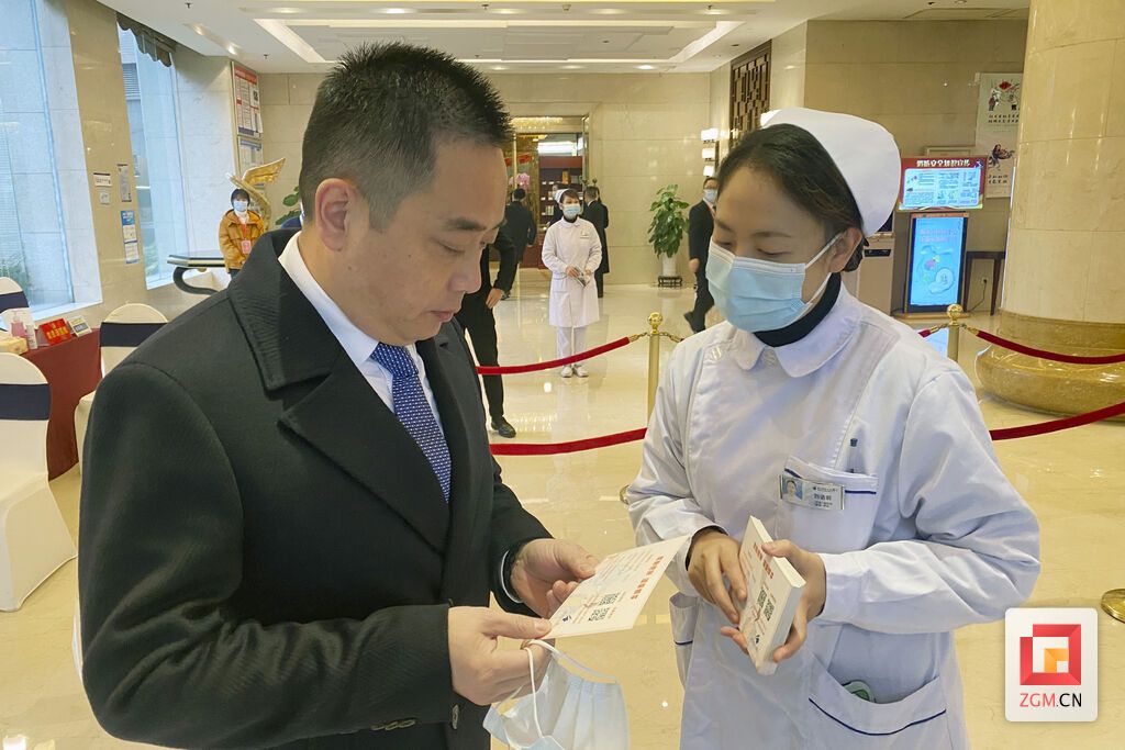 工作人员向代表发放《核酸检测温馨提示卡》，并介绍核酸检测流程