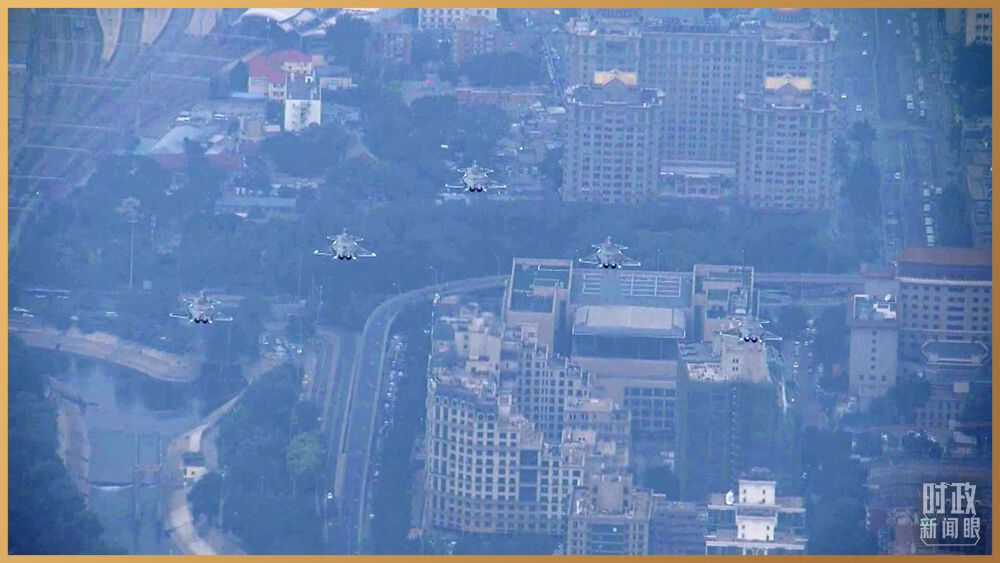 △15架歼-20飞机组成3个梯队，飞过天安门广场。