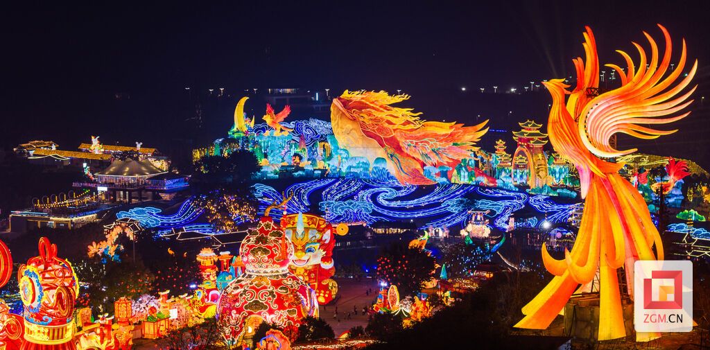 凤凰羽翼的流光与其他灯组，构成一幅“凤凰涅槃、点亮人间”的生动图景 记者 宋姿熠 摄.jpg