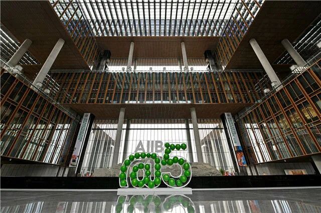 这是亚投行总部大楼内景和庆祝正式开业五周年装饰（2021年1月13日摄）。新华社记者 李鑫 摄