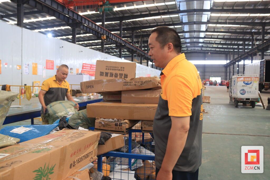 1張希勇向員工提出分揀快件保護(hù)要求.JPG