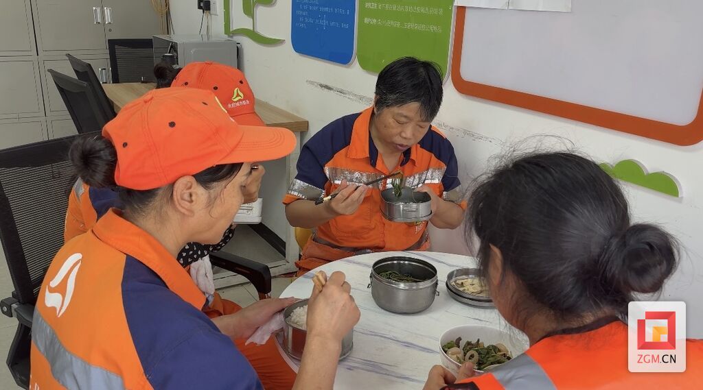 环卫工人正在驿站内午餐休息 实习生 李雅琪 摄.jpg