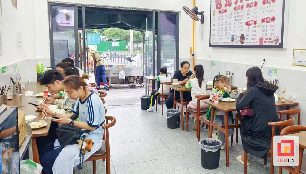 堂食顾客满员.jpg
