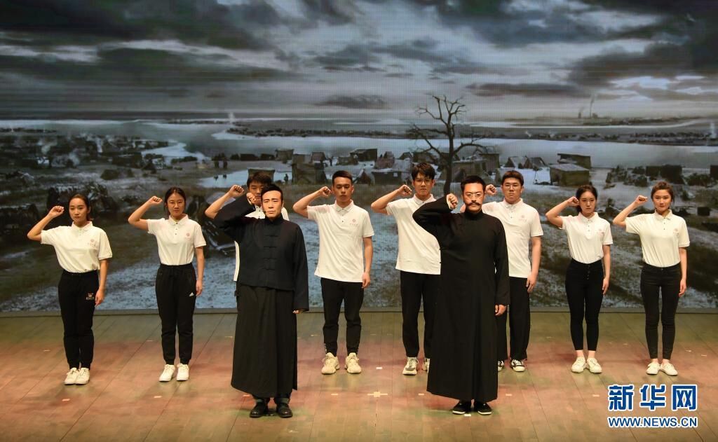 4月20日，在北京大学百周年纪念讲堂，电视剧《觉醒年代》陈独秀扮演者于和伟（前左）、李大钊扮演者张桐（前右）与北大学生同台演出。新华社记者 任超 摄