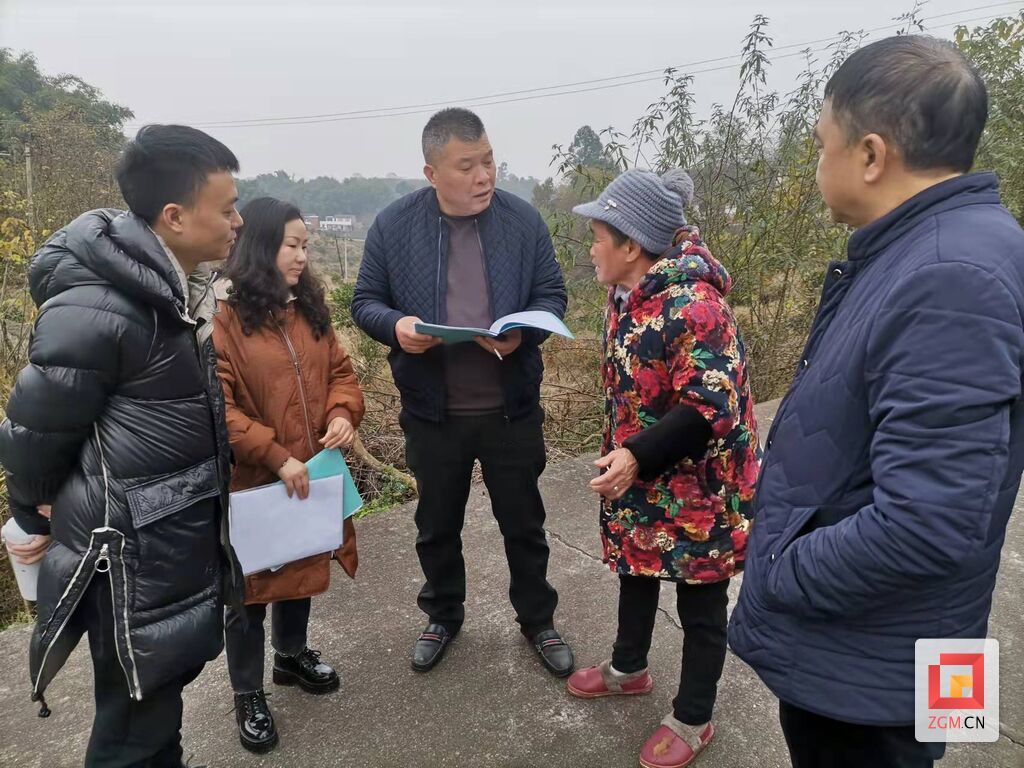 走村入户宣传动员全民参保.jpg