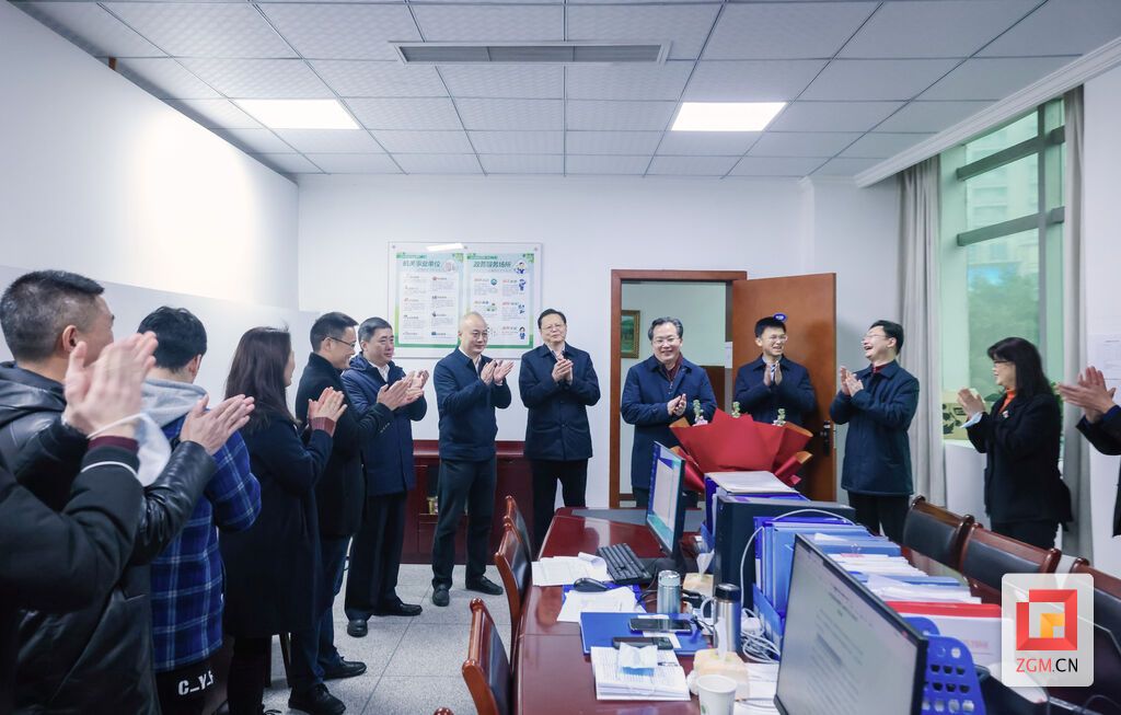 范波在市新冠肺炎疫情防控指揮部看望慰問(wèn)值班值守工作人員.jpg