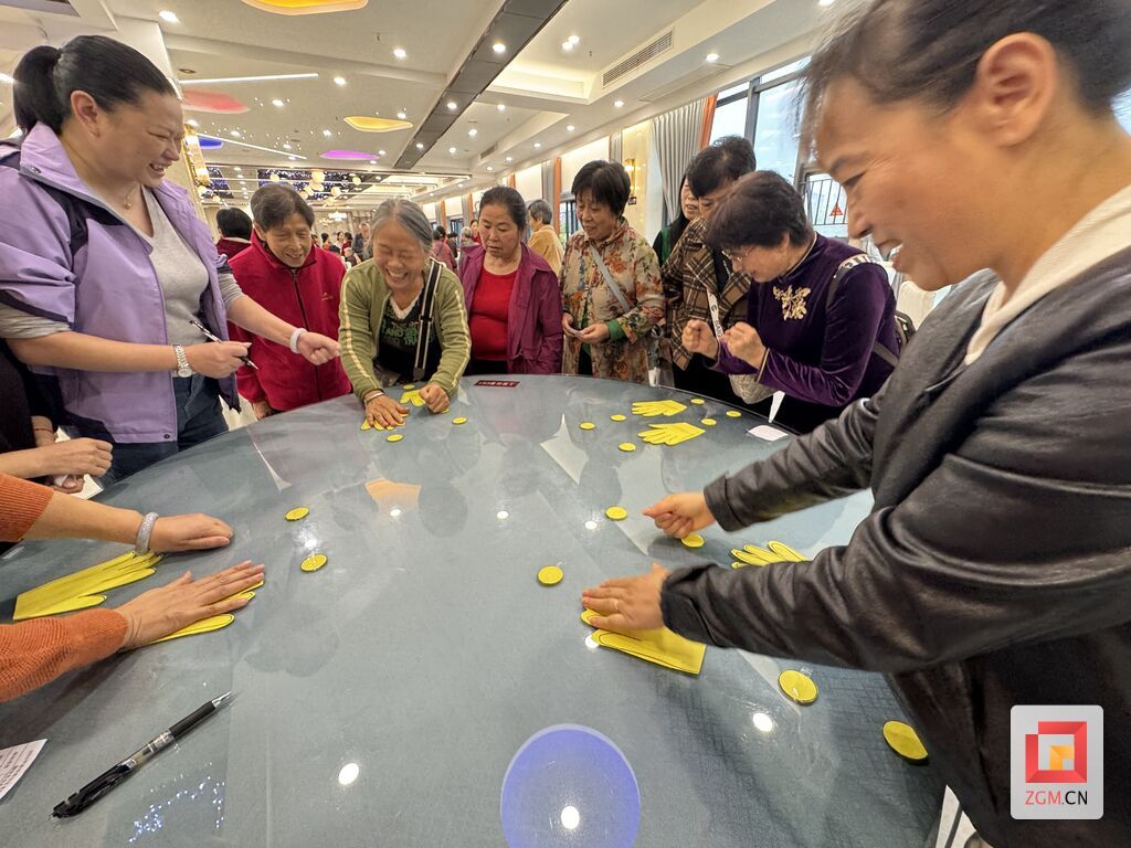 新華路社區(qū)開(kāi)展“情暖重陽(yáng) 樂(lè)在新華”主題趣味活動(dòng)（1）.jpg