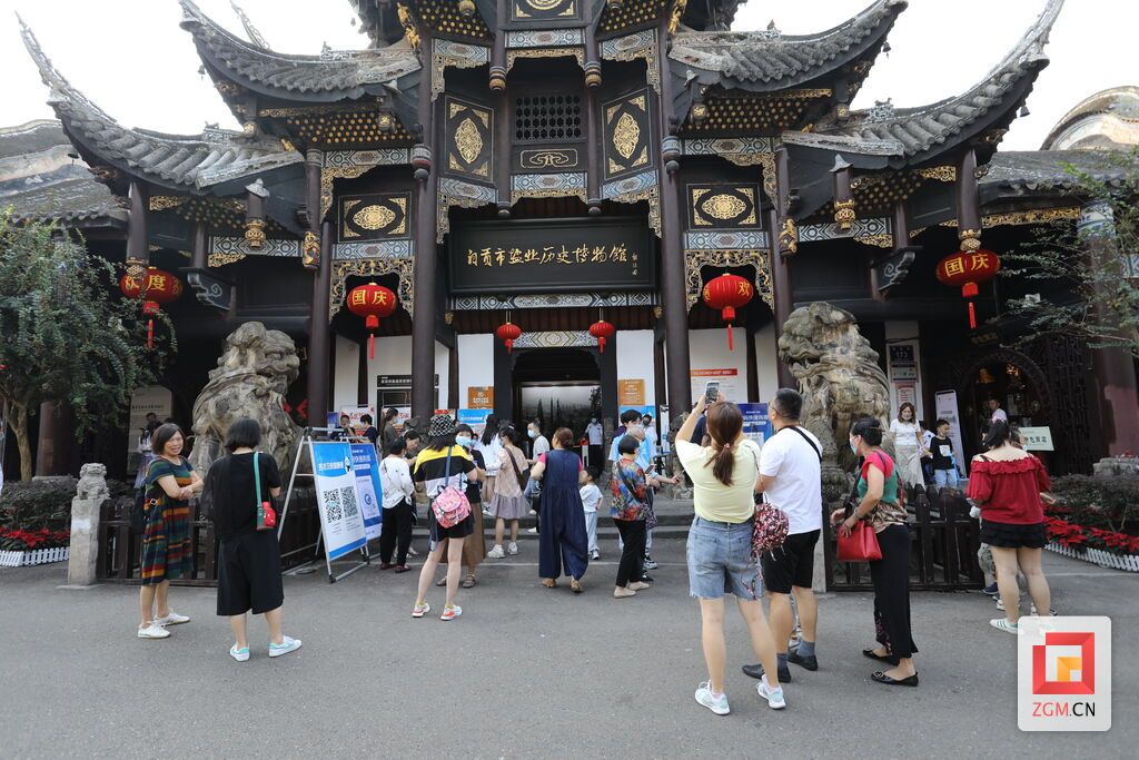 游客在自貢鹽業(yè)歷史博物館門口拍照打卡?羅祥瑞攝