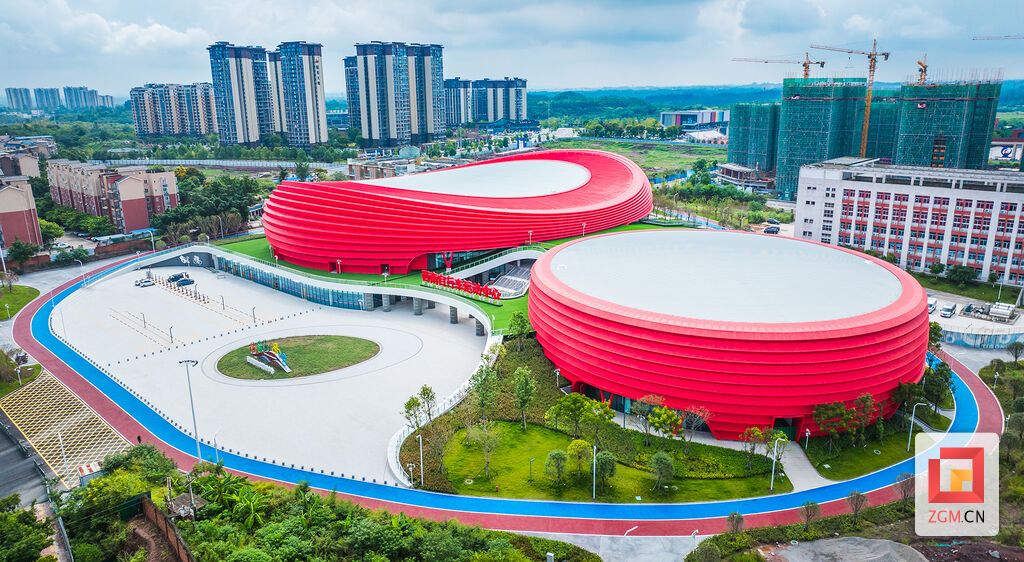 巨型穹顶建筑与赛道交织成科幻感十足 记者 宋姿熠 摄 (2).jpg