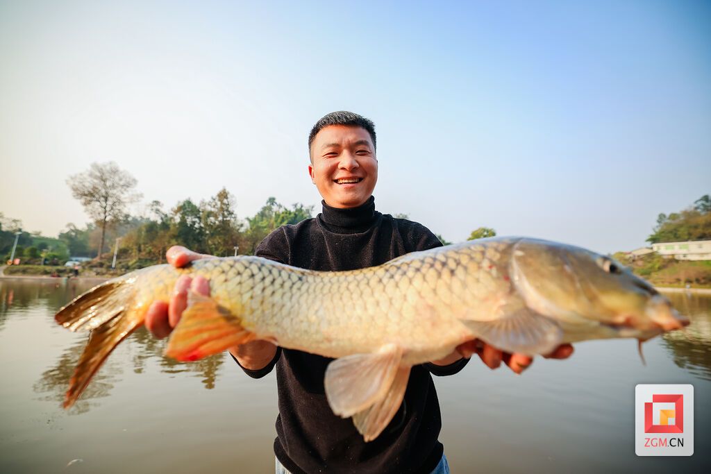 展示渔获的满足笑容 记者 宋姿熠 摄.jpg
