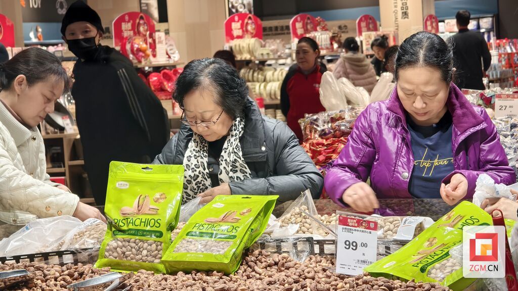 市民在超市挑选年货 记者 罗祥瑞 摄.jpg