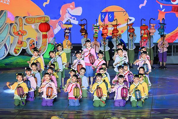（張）首屆自貢彩燈全球少兒創(chuàng)意征集活動正式啟動 入選作品將制作成彩燈作品_fororder_4活動現(xiàn)場（供圖-自貢市委宣傳部）