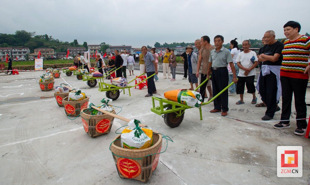 丰收季活动中的趣味比赛 （资料图片）.jpg